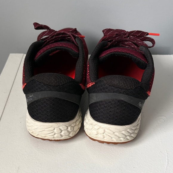 New Balance Men’s Burgundy Athletic Sneakers with Black Accents size 10 - Picture 3 of 5